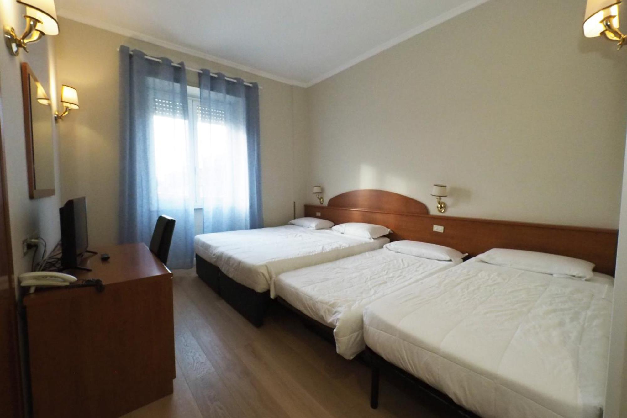 Hotel Laura — Foto 1